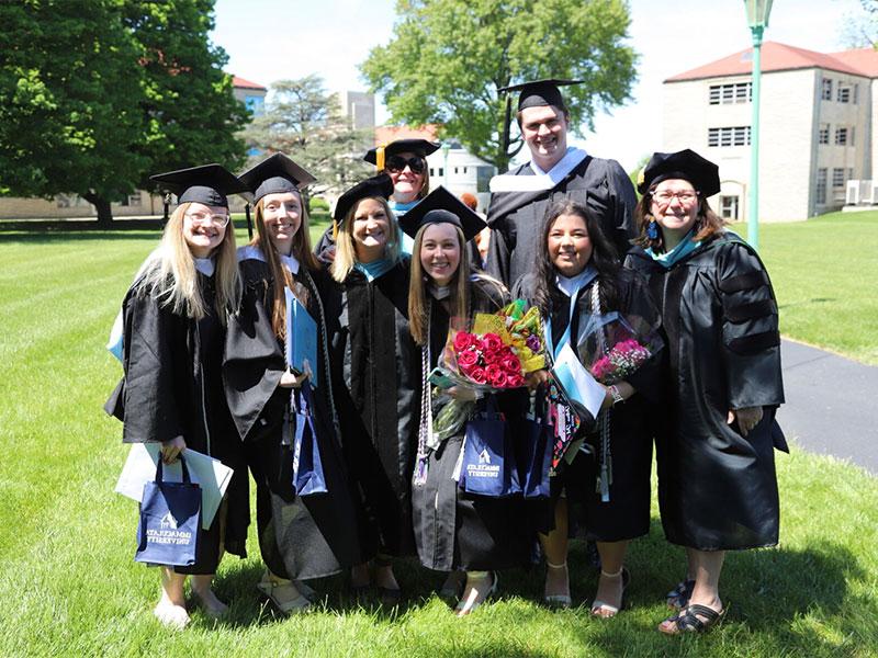 毕业的大学生戴着帽子，穿着长袍
